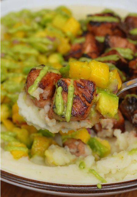 Bowl de Salmón Glaseado con Ensalada Fresca de Mango y Puré Ligero recipe thumbnail