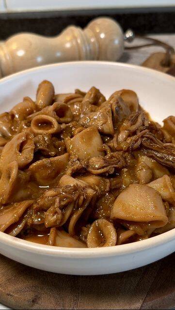 Calamares Encebollados Tradicionales: Guiso Fácil y Sabroso recipe thumbnail