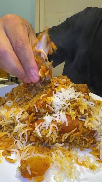 "Quick and Flavorful Karachi Biryani: A 30-Minute Recipe for Perfectly Tender Chicken and Spiced Rice" recipe thumbnail