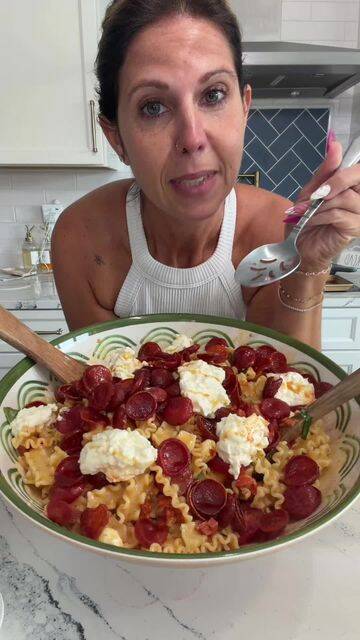 "Spicy Hot Honey Pepperoni Pasta Salad: A Crunchy Italian Delight!" recipe thumbnail