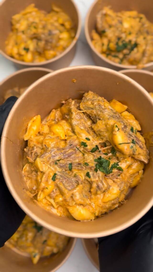 "Queso Steak Macaroni and Cheese: A Hearty Comfort Dish with 52g of Protein!" recipe thumbnail