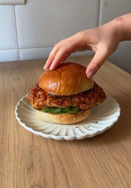 Foto de la receta Hamburguesa de Pollo Frito Coreano Crujiente con Salsa Picante