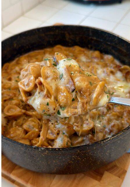 "Decadent One Pot Creamy French Onion Pasta Delight" recipe thumbnail