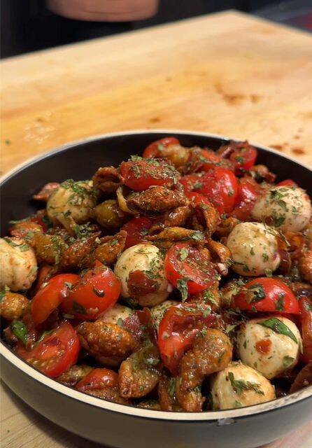 Crispy Caprese Pasta Salad: Your New Summer Favorite! 🍅🌿🧀🍝 recipe thumbnail