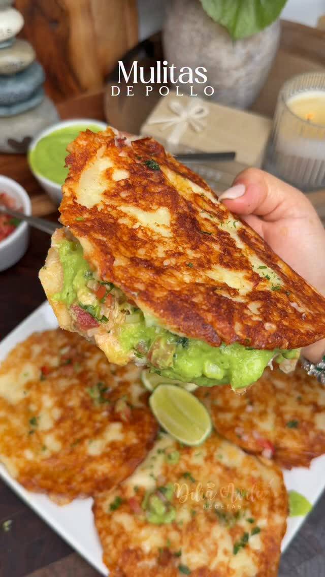 Mulitas de Pollo con Queso y Salsa de Aguacate recipe thumbnail