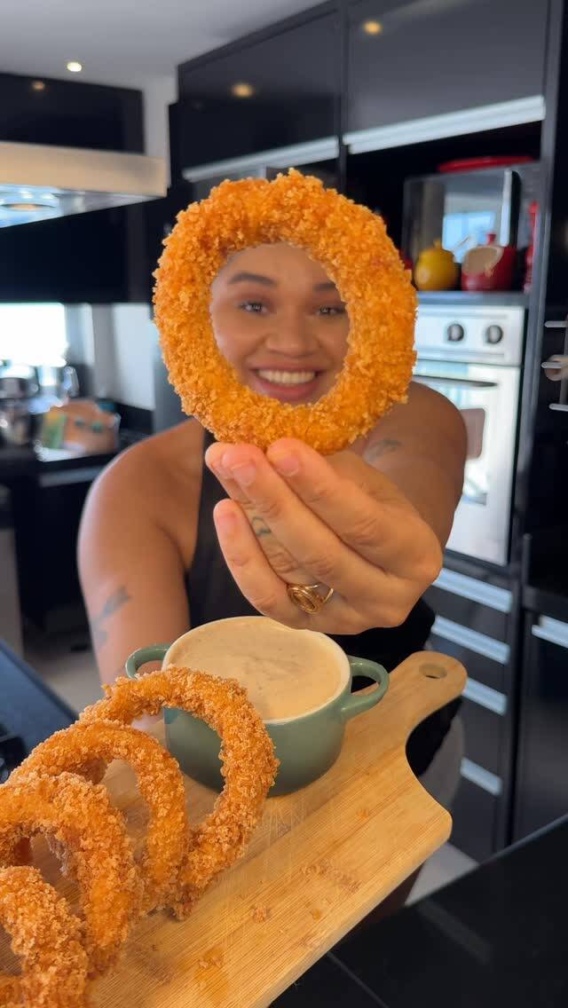 Crispy Giant Onion Rings: A Fast Food Favorite at Home! recipe thumbnail