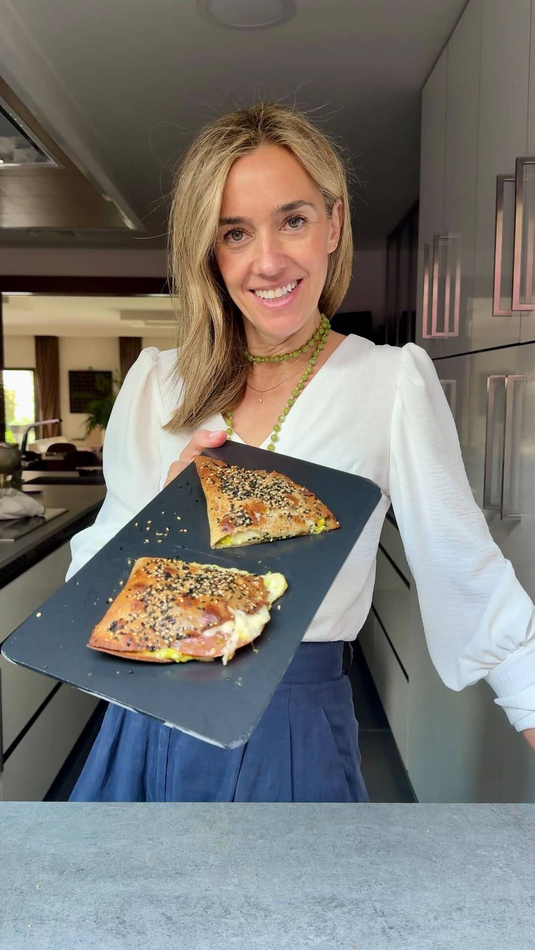 Foto de la receta Tortilla Rellena de Aguacate y Huevos Cocidos con Queso y Tomate