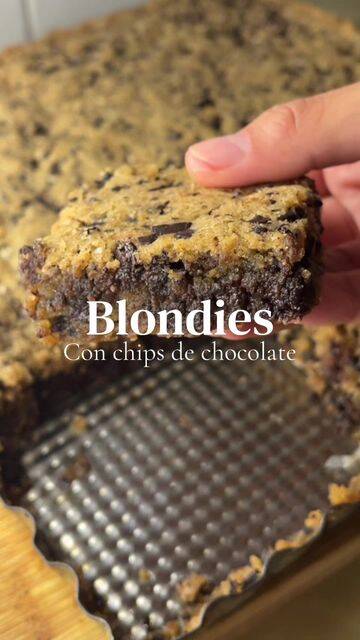 Blondies Irresistibles con Chips de Chocolate y Toque de Avellana recipe thumbnail