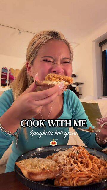 Ultimate Spaghetti Bolognese with Creamy Sauce and Garlic Bread Delight recipe thumbnail
