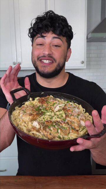 Indulgent Chicken Alfredo: A Creamy Italian Delight recipe thumbnail