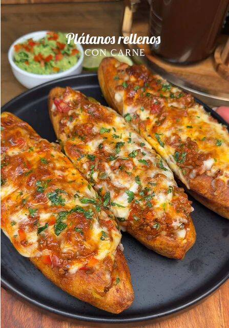 Plátanos Rellenos de Carne Molida y Queso: Delicia en Minutos recipe thumbnail