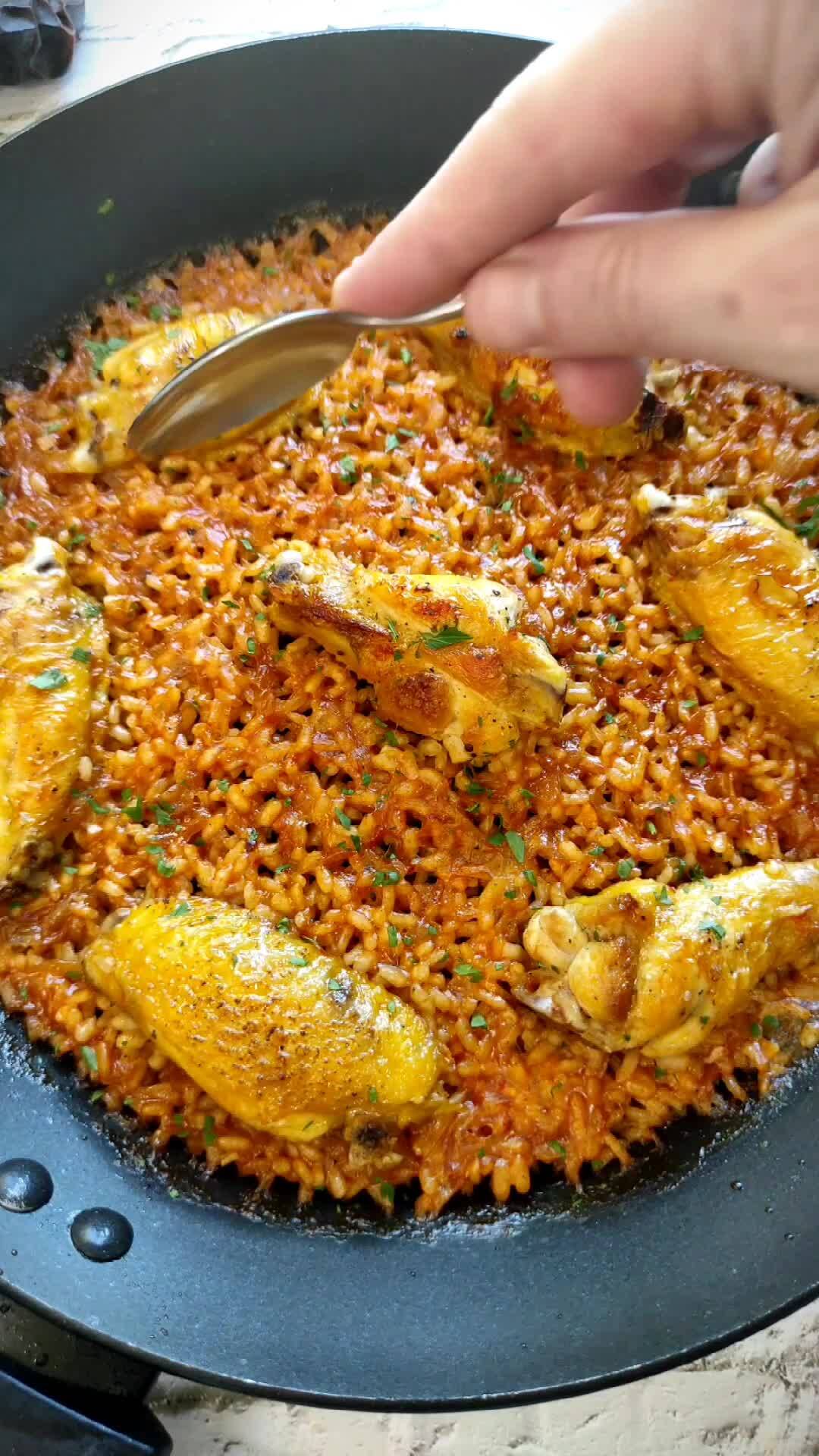 Arroz Seco de Alitas de Pollo: ¡Una Delicia Irresistible! recipe thumbnail