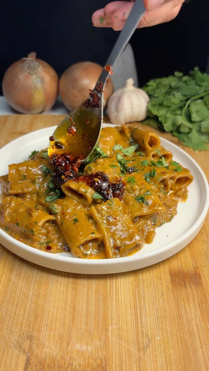 Easy Caramelized Onion and Garlic Pasta with Creamy Parmesan Sauce recipe thumbnail