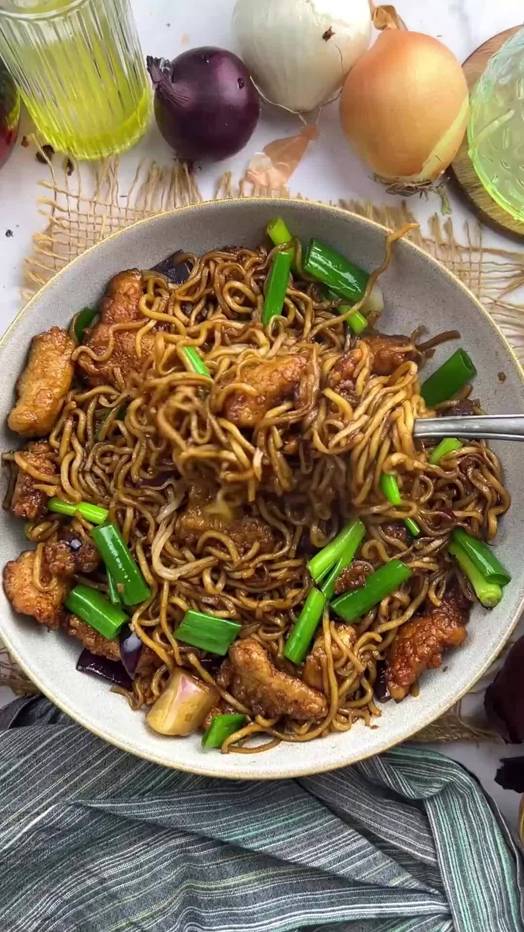 15-Minute Chicken Stir-Fried Noodles with Soy Sauce and Ginger recipe thumbnail