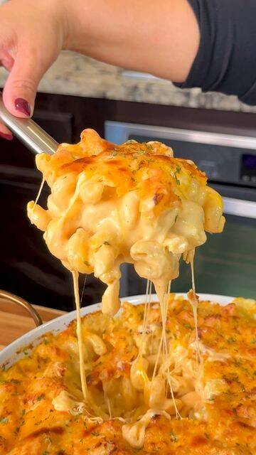 Creamy Holiday Mac and Cheese with Cheddar, Mozzarella, and Colby Jack recipe thumbnail