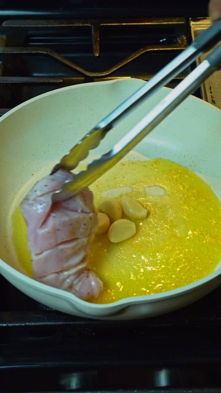 Pollo Cremoso al Estilo de Abuela: Pechugas en Salsa de Ajo y Cebolla