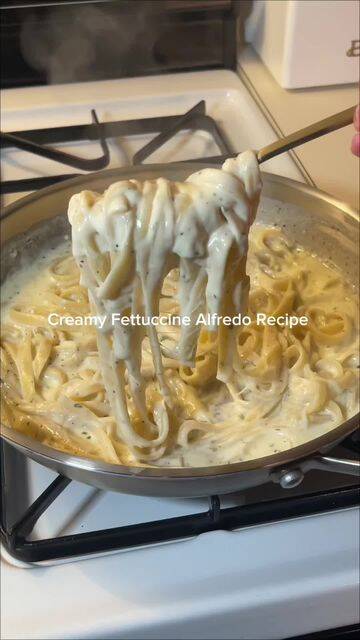 Easiest Creamy Fettuccine Alfredo Recipe recipe thumbnail